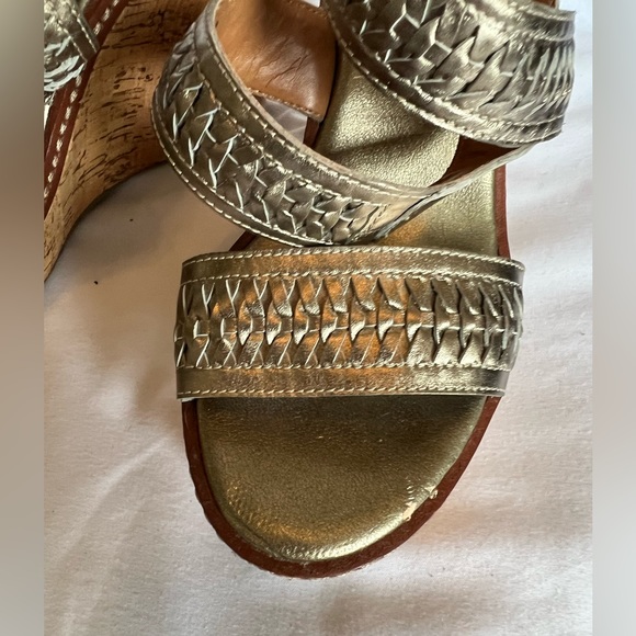 Beautiful Banana Republic “Old Gold” cork wedge sandals Size 6 1/2 - Picture 5 of 11